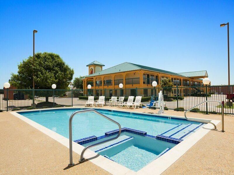 Мотель Super 8 By Wyndham Grand Prairie Southwest Экстерьер фото