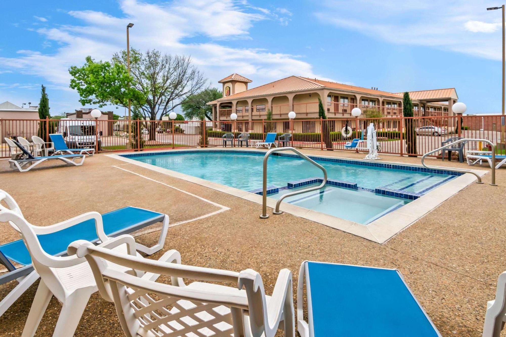 Мотель Super 8 By Wyndham Grand Prairie Southwest Экстерьер фото