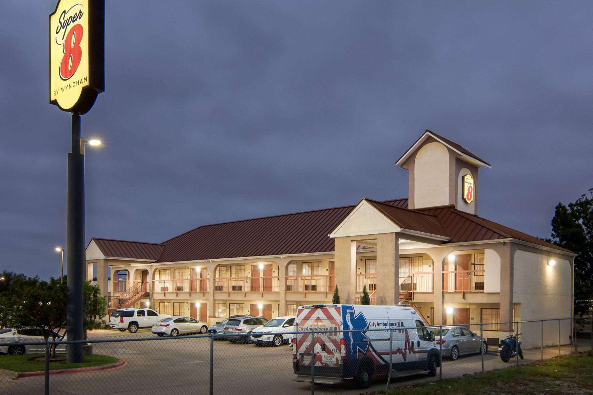 Мотель Super 8 By Wyndham Grand Prairie Southwest Экстерьер фото