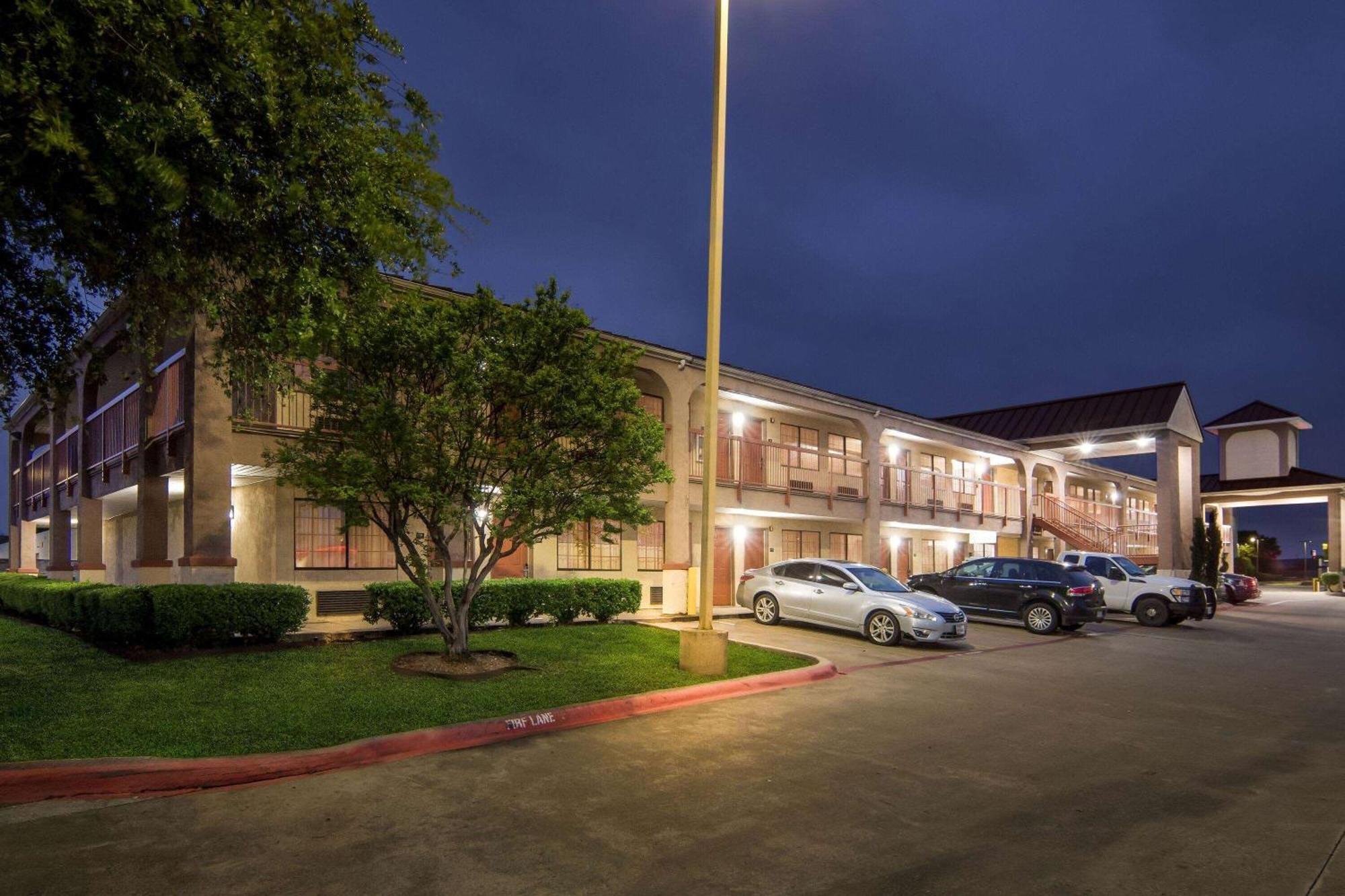 Мотель Super 8 By Wyndham Grand Prairie Southwest Экстерьер фото